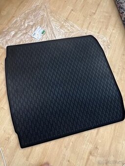 Prodám gumovou vanu do kufru Škoda Superb 2025 - sedan