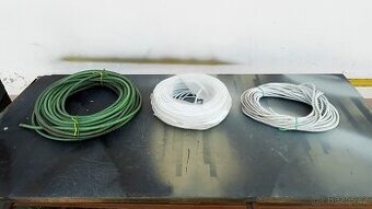 Měděné kabely různé délky.