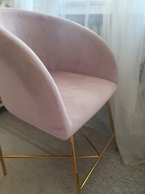 Pastelově růžová židle s nohami ve zlaté barvě