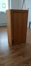 Kuchyňská skříň s poličkami