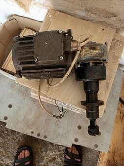 Elektromotor s převodovkou