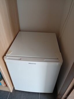 Téměř nova Malá lednice Hissense ,lednicka