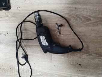 Obyčejná vrtačka s příklepem, plně funkční i s kličkou na ut