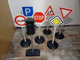 Velké dopravní značky + funkční automatický semafor