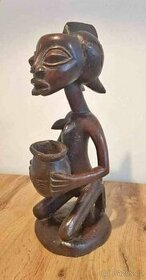 Africká soška ženy s džbánem. Ghana