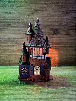 Keramický pohádkový svícen ve tvaru hradu