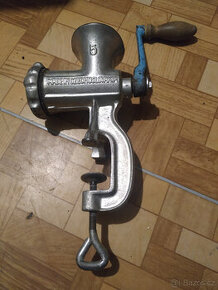 Ruční mlýnek na maso