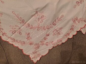 Prodám ručně vyšívaný ubrus - 1