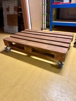 Paletový konferenční stolek