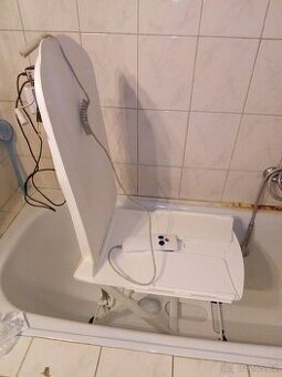 Prodám Aku. Židli do vany s otočným sedátkem.2300 kč