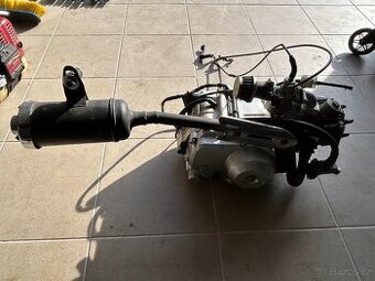 Čtyřtaktní motor 50cc z dětské čtyřkolky + další díly