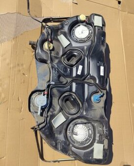 Prodám nádrž Dodge Challenger 5.7 Hemi