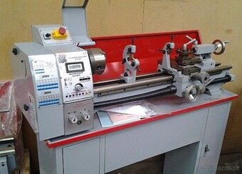 Soustruh na kov s příčným i podélným posuvem