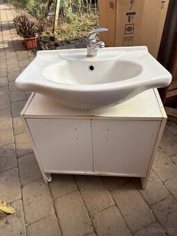 Umyvadlo se skříňkou a baterii