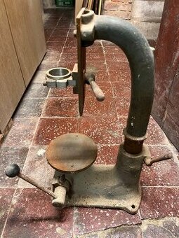 Starý litinový vrtací stojan