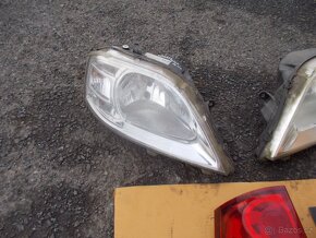 Pravé přední světlo Logan (08-12)