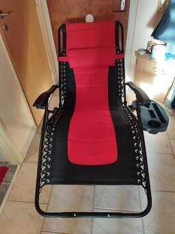 Krásné nové polohovací křeslo se stolečkem