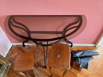 Kovový polokulatý konzolový stolek