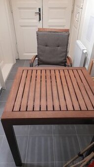 Kvalitní kovovo-dřevěný stůl a 2 židle