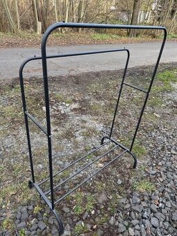 Kovový stojan na oblečení s policí na boty