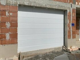 Sekční garážová vrata včetně kováni a pohonu š305cm x v300cm