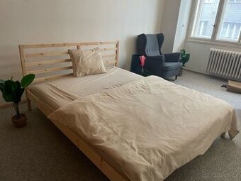 Dřevěná postel 160 cm IKEA Tarva, matrace