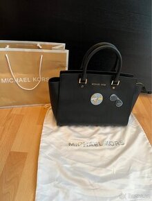 Černá kabelka Michael Kors s cestovatelskými motivy