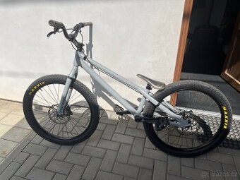 Prodám Czar Neuron Evo 24" street trial bike