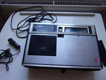 staré rádio s magnetofonem a mikrofonem
