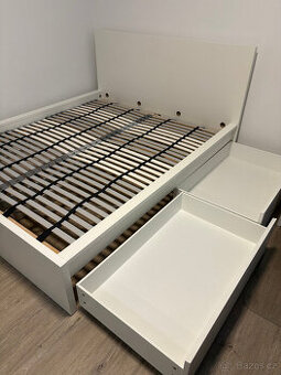Bílá dvojpostel postel IKEA 200x160cm + 2 šuplíky + 2 rošty
