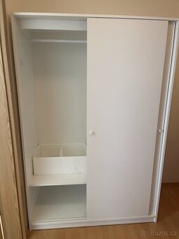 Šatní skříň KLEPPSTAD s posuvnými dveřmi, bílá
