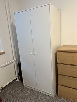 Bílá šatní skříň IKEA
