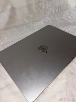 MacBook Air 13” M4 – 16GB / 256GB – Jako nový, pouze 30 cykl