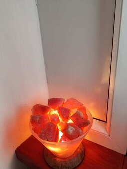 Designová himalájská solná lampa pro útulný domov