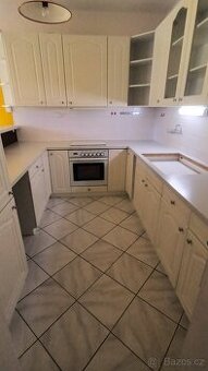 Kuchyňská linka se sporákem a digestoří