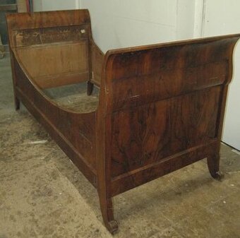 Postel Biedermeier ořech