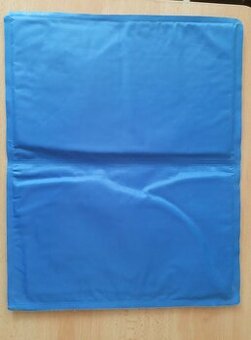 Chladící podložka pro menšího pejska.