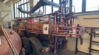 Postřikovač s laminátovou nádrží