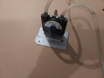 Manostat tlaku vzduchu DAKON DUA