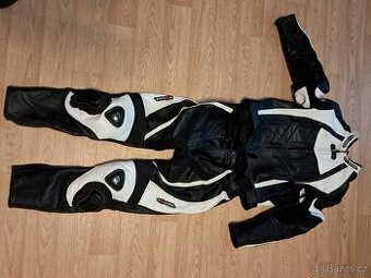 Dvouilna kombinza,bty,rkavice,prilba,batoh