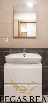 Skříň pod umyvadlo a zrcadlo