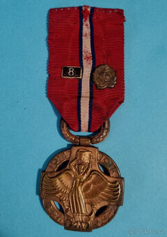 Čs revoluční medaile štítek 8 a lipový lístek- světlá dutá