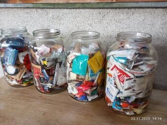 Cukr balený do kávy.