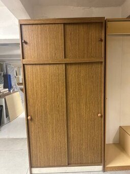 Skříň s posuvnými dveřmi