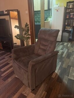 ✨ Prodám masážní polohovací křeslo s podnožkou – TOP stav ✨