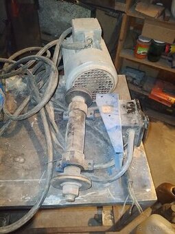 Motor z cirkulárky.