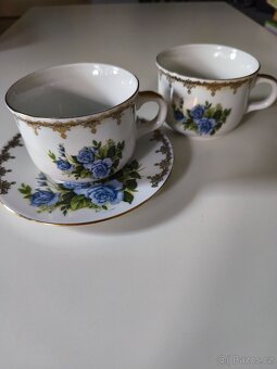 Porcelánové šálky s modrými růžemi a zlatým okrajem – Czech