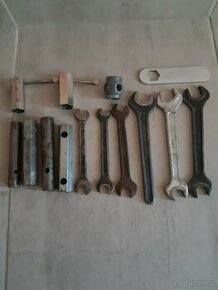 Různé montážní klíče