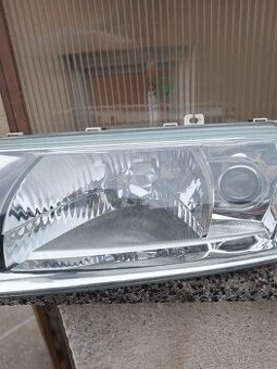 Levé přední světlo oct 1