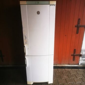 Střední lednička s mrazákem dole - Elektrolux